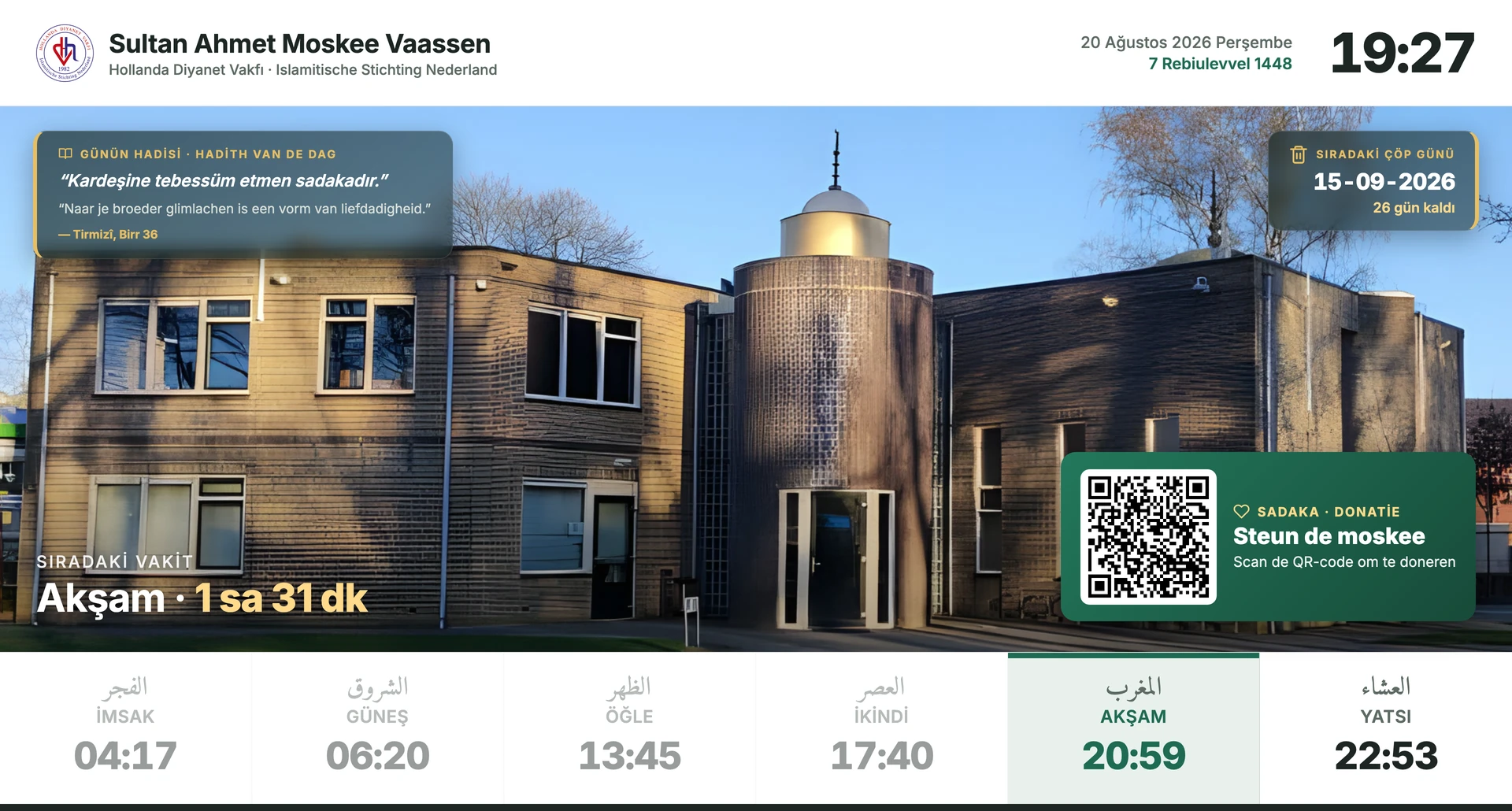 Het scherm in de hal: gebedstijden, de tijd tot het volgende gebed, en de hadith van de dag.
